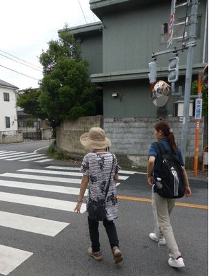 交差点を渡る二人の後ろ姿
