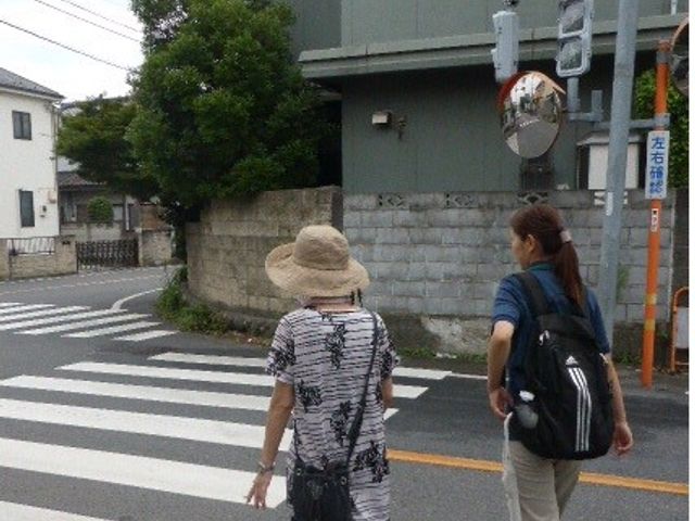 交差点を渡る二人の後ろ姿 外観 近隣の街並みは穏やかで、安全に配慮した環境が整っています。