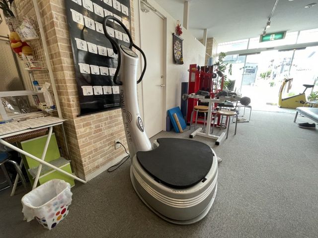トレーニング機器のある部屋 機能訓練室 自然光が心地よい環境で、快適にリハビリやトレーニングができるスペースがあります。