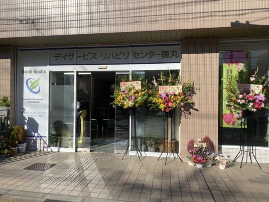 開放的な施設の入口