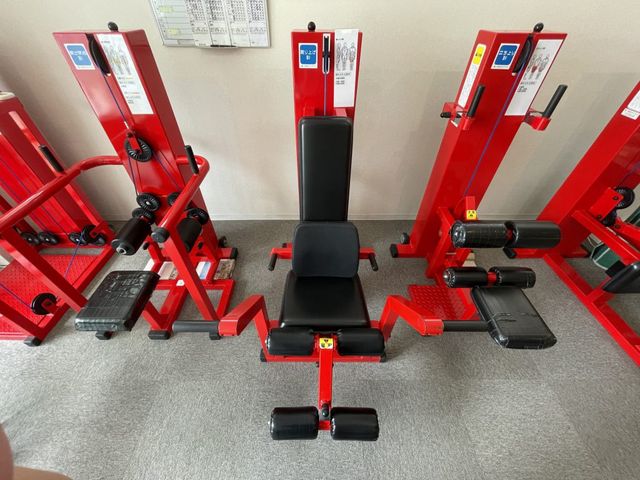 赤いトレーニング機器の機能訓練室 機能訓練室   使いやすさに優れたトレーニング機器があり、介護の現場でも安心してサポートができます。