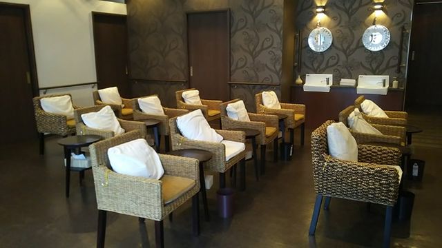 落ち着いた雰囲気のラウンジ