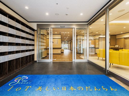 エントランスの明るい空間