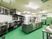 サムネイル 施設の写真 清掃が行き届いた本格的な厨房である。緑色の床の上に、銀色に輝くステンレスの調理用具が整然と並んでいる。