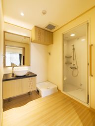 清潔で明るい洗面台とシャワー室