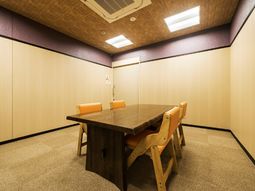 木製テーブルのある部屋