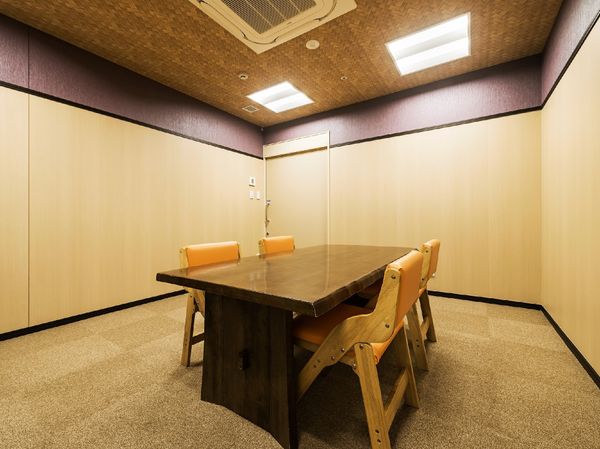 木製テーブルのある部屋