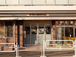 明るい日差しのエントランス