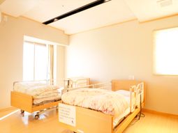 明るい居室のベッド二つ