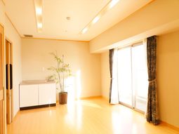 明るい居室の様子