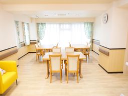 明るい食堂の空間