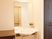 居室にあるスタンダードな形の洗面台である。正面に大きな鏡が取りつけられており、その手前には洗面用具を置くスペースもある。