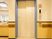 サムネイル 施設の写真 エレベーターの扉はクリーム色で、その周囲はライトグレーの柔らかな配色である。右側の壁に、操作ボタンがついている。