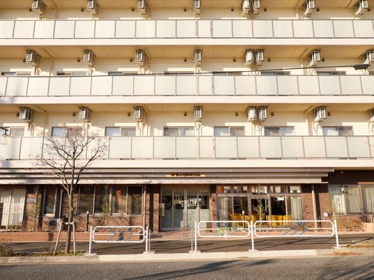 多階層の建物の外観