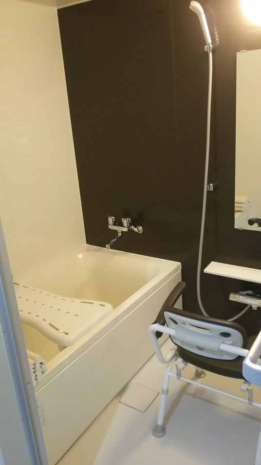介護用の広い浴室