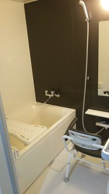 介護用の広い浴室