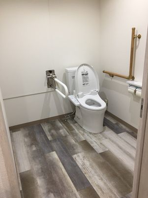 安全な手すり付きトイレ