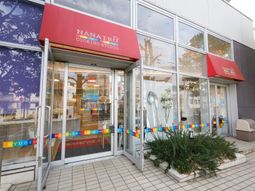 エントランスの明るい外観