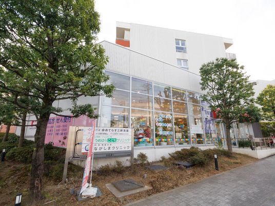 明るい外観の建物エントランス