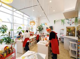 明るい食堂の風景