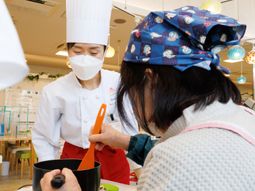 料理活動中のスタッフと利用者