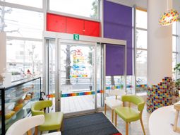 カラフルなエントランス