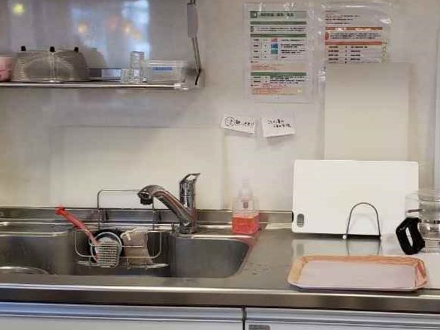 清潔感のあるキッチン キッチン 清掃が行き届いて清潔なキッチンです。食事の準備に必要な設備が整っており、安心してお食事をお取りいただけます。