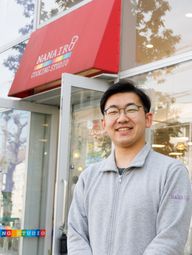 笑顔の男性と店舗エントランス