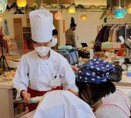 料理を学ぶ人々の様子