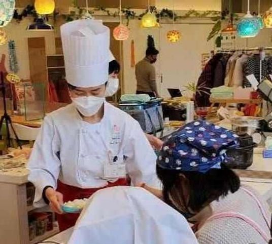 料理を学ぶ人々の様子