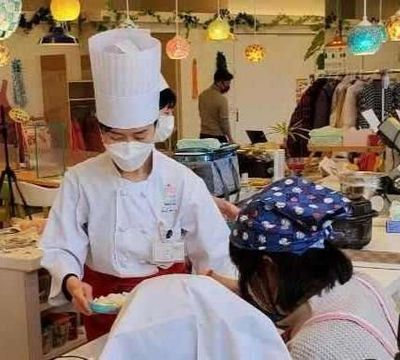 料理を学ぶ人々の様子