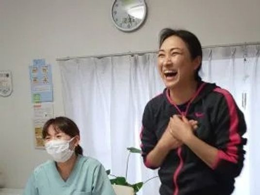 笑顔のスタッフがいる部屋