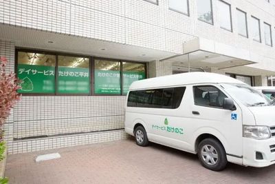白い車と建物外観