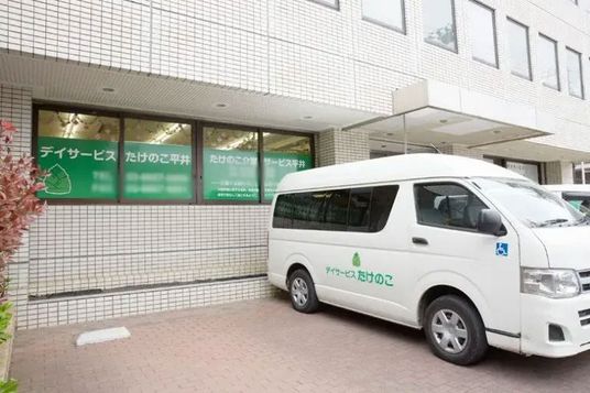 白い車と建物外観
