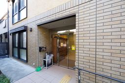 明るい建物のエントランス
