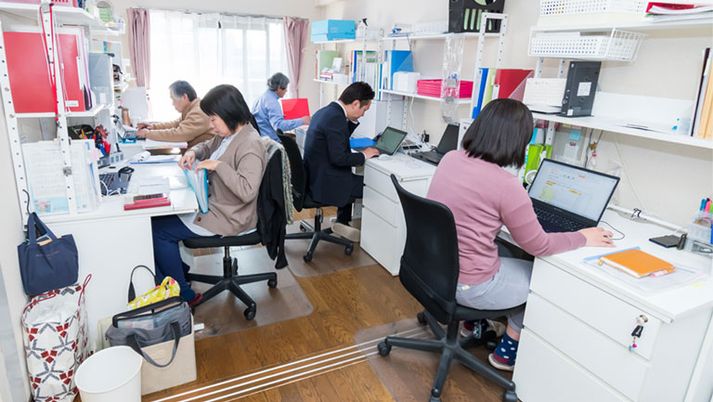 スタッフが業務に励む様子