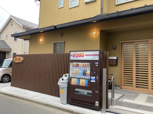 外観と自販機のある玄関前  