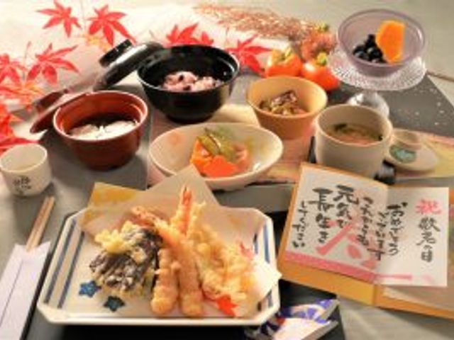 祝い膳の料理 料理 特別なお祝いの日にふさわしい華やかな料理が並んでいます。色とりどりの料理が食欲をそそります。
