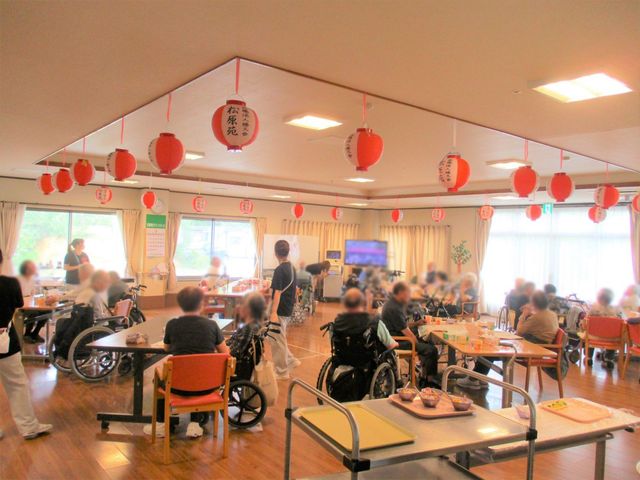 開放的なラウンジ ラウンジ 広々とした明るい空間で、入居者の皆様同士で交流が楽しめる場になっています。