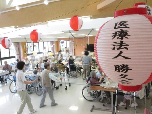 広々とした共有スペース ラウンジ 車椅子を利用している方々がリラックスして過ごせる広々とした明るい空間です。楽しげな様子が感じられます。