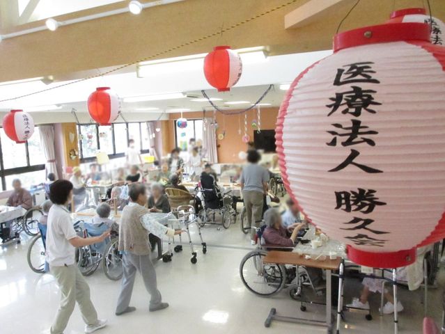 広々とした共有スペース ラウンジ 車椅子を利用している方々がリラックスして過ごせる広々とした明るい空間です。楽しげな様子が感じられます。