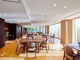 明るい共有ダイニング