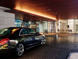 照明のある夜のエントランス