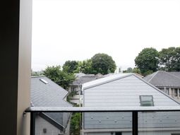 窓から見える郊外の景色