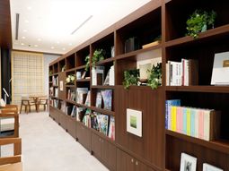 本棚とテーブルのある空間