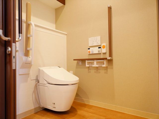 バリアフリートイレ設備 トイレ 手すり付きのトイレ設備で、安全かつ快適にご利用いただけます。ご高齢者や障がいのある方でも使いやすい設計となっております。