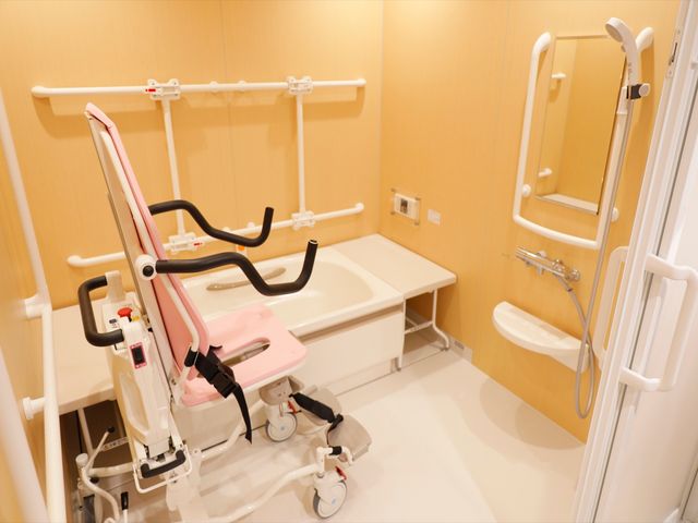 バリアフリー設計の浴室 浴室 手すりやシャワーチェアを完備した清潔感のある浴室です。利用者の安全と快適さを第一に考えた設計で、ケアの質を高めています。