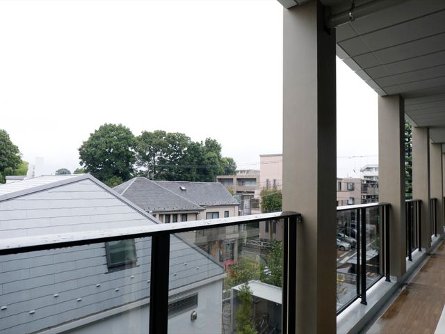 静かな街並みのバルコニー ベランダ 広々としたバルコニーからは、穏やかな環境を望むことができ、心地よい時間を過ごせるでしょう。