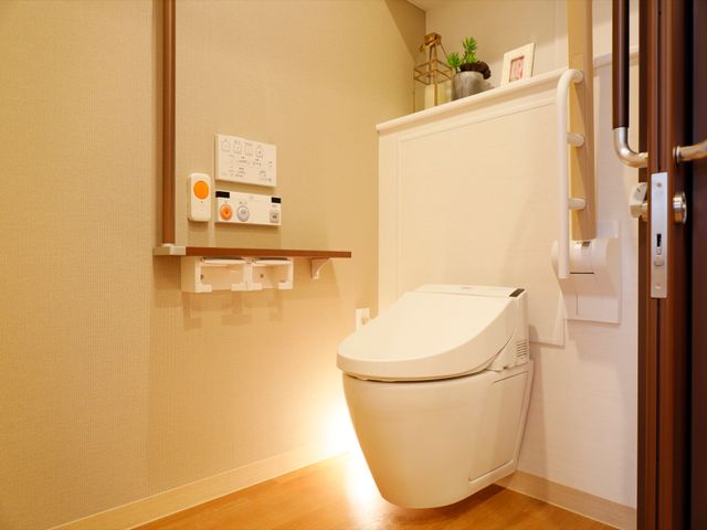 快適なトイレ設備 トイレ 安全な手すりが完備された清潔なトイレです。使いやすさを考慮したデザインで、快適な日々をサポートします。