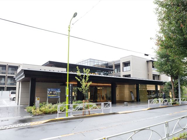 エントランスの外の景観 外観 清潔感のあふれる外観の建物入口。スタッフや来訪者が気持ちよく出入りできる明るい雰囲気が整っています。